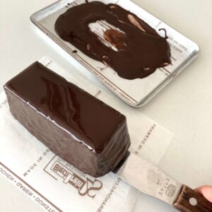 流れ落ちたチョコが固まる前に別のペーパーにそっと移して。