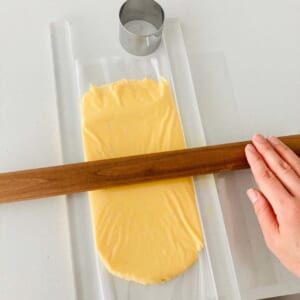 ベタベタするので、セロファンに挟んで伸ばします。抜き型2個分の幅程度にすると効率よく生地が抜けます。