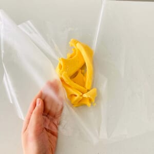 型抜きして残った生地はあまりこねたりせず、重ねるようにまとめます。