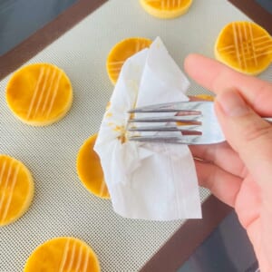 たまにフォークの先をペーパーで拭うようにしましょう。