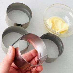 型の内側にはバターを塗って生地がくっつかないようにします。