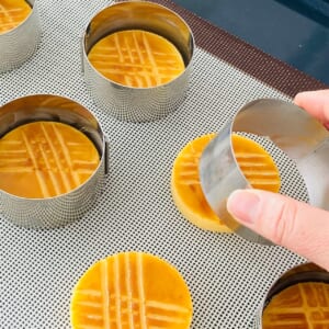 焼いたときに広がらないよう、セルクルやタルトリングをはめて。