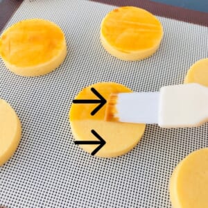 塗り卵は一方方向にムラなく塗るのがポイント。