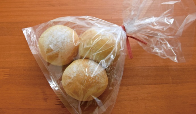 パンを冷ましてからビニール袋などに入れて常温で